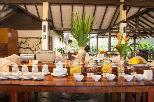 una mesa con tazones y jarrones encima en Centara Chaan Talay Resort And Villas Trat, en Ban Khlong Muang