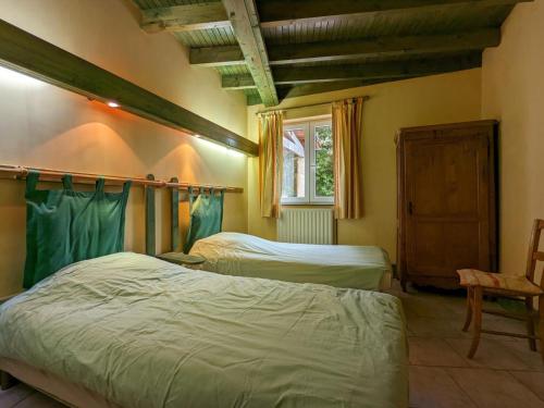 1 Schlafzimmer mit 2 Betten, einem Stuhl und einem Fenster in der Unterkunft Gîte Charras, 5 pièces, 6 personnes - FR-1-653-7 in Charras