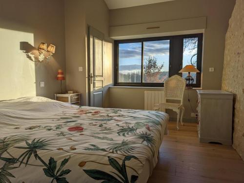 Posteľ alebo postele v izbe v ubytovaní Maison de campagne avec piscine, tennis privé et WIFI - FR-1-653-10