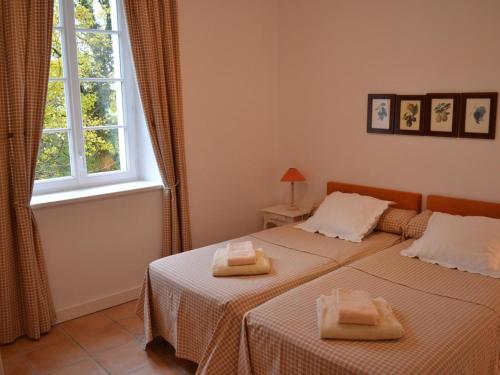 een slaapkamer met 2 bedden en handdoeken bij Gîte Saint-Cybardeaux, 4 pièces, 6 personnes - FR-1-653-70 in Saint-Cybardeaux