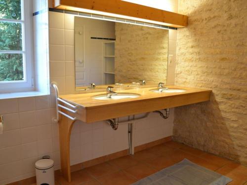 een badkamer met 2 wastafels en een grote spiegel bij Gîte Saint-Cybardeaux, 4 pièces, 6 personnes - FR-1-653-70 in Saint-Cybardeaux