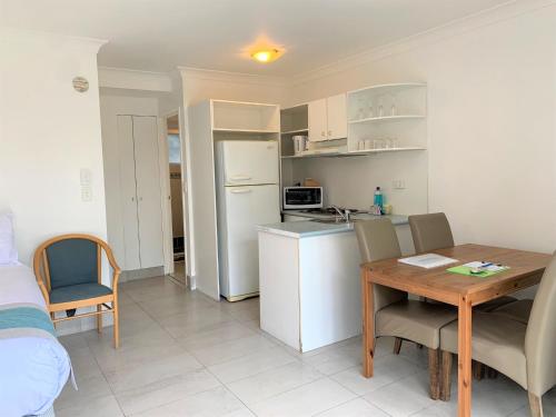 Kuchyň nebo kuchyňský kout v ubytování Broadwater Keys Holiday Apartments