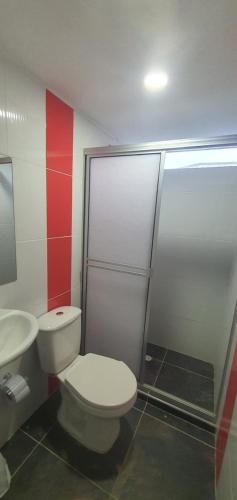 een badkamer met een toilet en een wastafel bij Hotel & restaurante campestre la siria in San Juan de Rioseco 