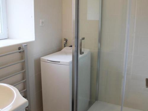 een badkamer met een douche, een toilet en een wastafel bij Gîte Oradour-Fanais, 4 pièces, 6 personnes - FR-1-653-133 in Oradour-Fanais