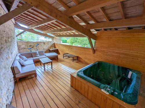 CharrasにあるGîte avec Piscine Chauffée, Jacuzzi et Jardin Privé - FR-1-653-156のギャラリーの写真