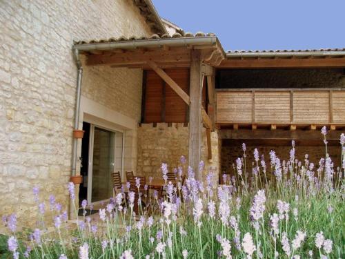 CharrasにあるGîte avec Piscine Chauffée, Jacuzzi et Jardin Privé - FR-1-653-156のギャラリーの写真