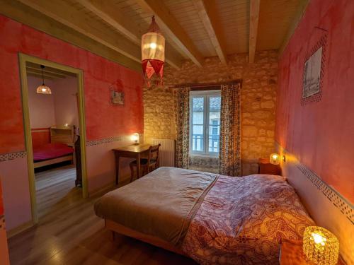 sypialnia z czerwonymi ścianami i łóżkiem w pokoju w obiekcie Gîte Charras, 3 pièces, 5 personnes - FR-1-653-156 w mieście Charras