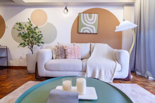 sala de estar con sofá y mesa en Star Regency by Plush en Brinchang