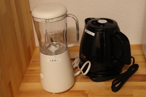 a blender sitting on a counter next to a black appliance at まるごの宿-耕- in Sukagawa