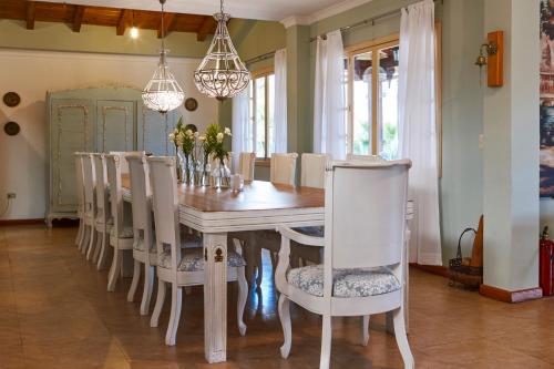 - une salle à manger avec une table et des chaises en bois dans l'établissement VillaBeatriz Lodge&Spa, à Vilcabamba