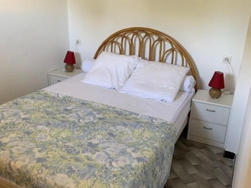 une chambre avec un lit avec deux tables de nuit et deux lampes dans l'établissement Charmant T2 à Balaruc-les-Bains, proche des thermes et commerces, avec balcon et parking public - FR-1-503-133, à Balaruc-les-Bains