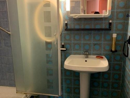 une petite salle de bain avec un lavabo et un miroir dans l'établissement Charmant T2 à Balaruc-les-Bains, proche des thermes et commerces, avec balcon et parking public - FR-1-503-133, à Balaruc-les-Bains