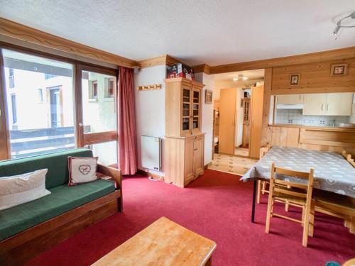un salon avec un canapé vert et une table dans l'établissement Appartement lumineux 2 pièces, balcons, proche pistes et commerces - Tignes Val Claret - FR-1-502-468, à Tignes