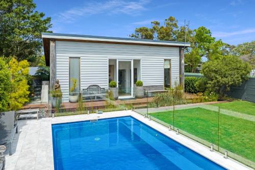 a house with a swimming pool in the yard at Araluen House Werri Beach Gerringong in Gerringong