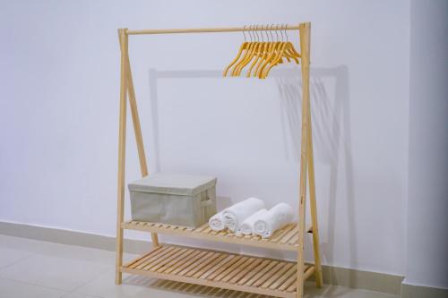 um toalheiro com papel higiénico e uma caixa em An Chi Homestay em Hue