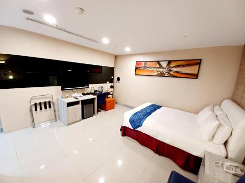 a hotel room with a bed and a kitchen at Sa-Yo Hotel - Pier 2 in Kaohsiung