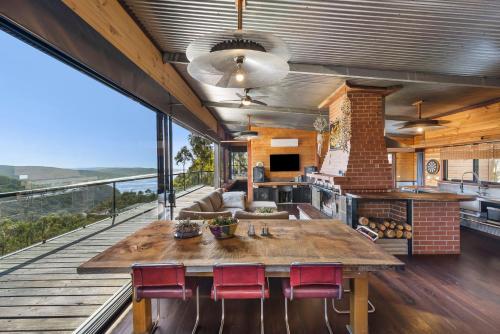 Η κουζίνα ή μικρή κουζίνα στο Big Hill Rustic Retreat - BYO Linen