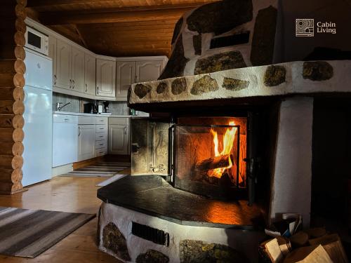Cozy cottage in central Beitostølen with Sauna في بيتوستول: مطبخ مع فرن حجري في مطبخ