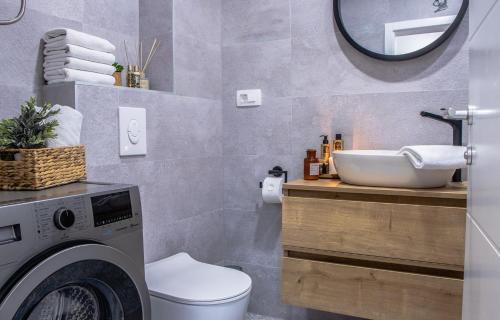 Kúpeľňa v ubytovaní Apartment MOLO with a terrace, garden and a heated pool