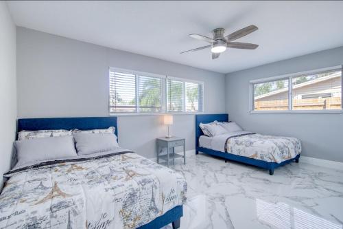 um quarto com 2 camas e uma ventoinha de tecto em Deerfield Beach in Style em Deerfield Beach