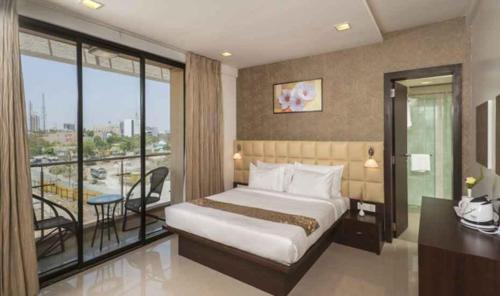 Ліжко або ліжка в номері Hotel DORTN Hinjawadi Phase 1