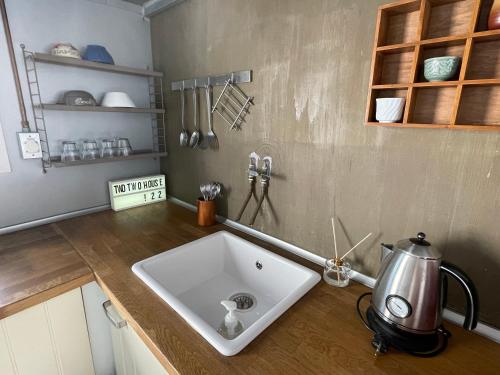 encimera de cocina con fregadero y tetera en TwoTwo House, en Seúl