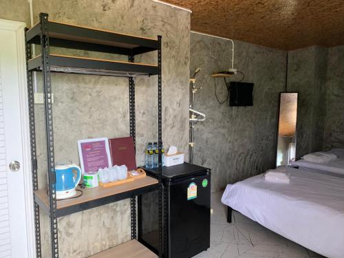 een slaapkamer met een stapelbed en een bureau met een computer bij Smile Box Coffee & Resort in Ban Nong Hin