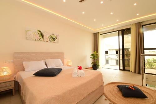 - une chambre avec un grand lit et des oreillers noirs dans l'établissement Residence Soleane, à Palmyre