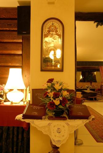 a table with a bouquet of flowers on it at Hotel Edelweiss & SPA in Cesana Torinese