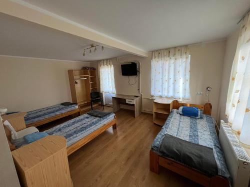 Zimmer mit 3 Betten und einem Kühlschrank in der Unterkunft Atpūtas māja Sigulda in Sigulda