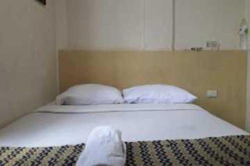 A bed or beds in a room at EXPRESS O 91674 Penginapan Bm Prima