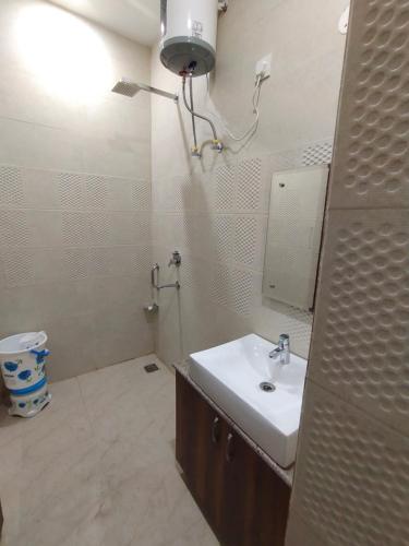 bagno con lavandino e specchio di Hotel kartik a Zirakpur