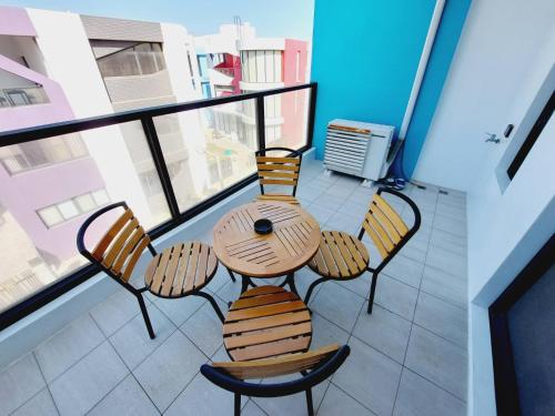 stół i krzesła na balkonie z widokiem w obiekcie Summer Dream w mieście Magong
