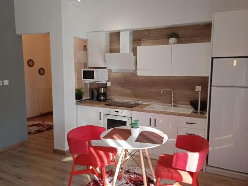 Кухня или мини-кухня в GUSTO APARTMENTS
