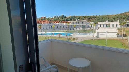 um quarto com uma janela com vista para uma piscina em Serenity Views 3 bedroom seaview em Estepona