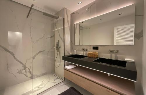 une salle de bain avec un lavabo et une douche avec un miroir dans l'établissement My St-Tropez, à Saint-Tropez