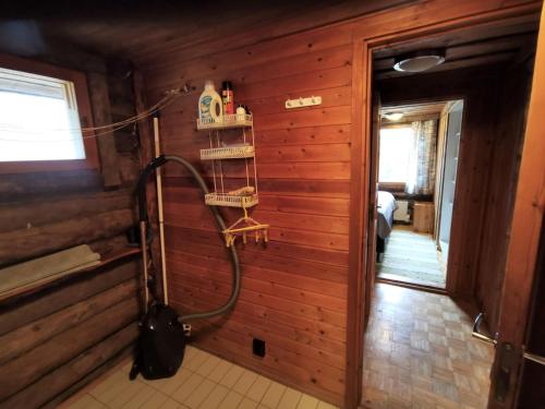 y baño con ducha en una pared de madera. en Soppela, en Syöte