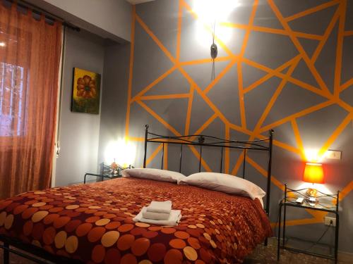 ローマにあるLa Donna Garbataのベッドルーム1室(幾何学的な壁のベッド1台付)