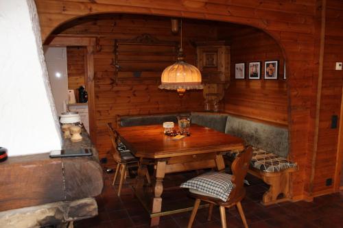 ein hölzernes Esszimmer mit einem Holztisch und Stühlen in der Unterkunft Ferienhaus BIBERCHALET und BIBERBAU in Bad Lauterberg