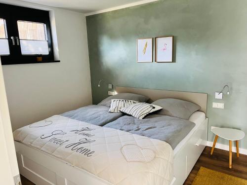 Un dormitorio con una cama con un cartel que dice que acaba de despertar en Ferienwohnung EnsheimLiebe, en Saarbrücken