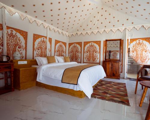 מיטה או מיטות בחדר ב-Nomads heaven desert camp jaisalmer