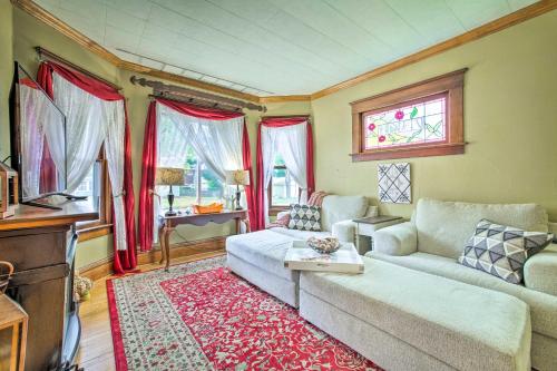 un soggiorno con divano e tavolo di Pet-Friendly Osseo Home with Fire Pit and Yard! a Osseo