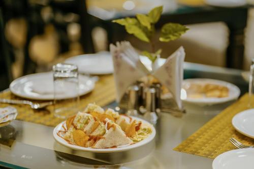 un tavolo con un piatto di cibo su un tavolo di Arawali Ananta Elite, Ranakpur a Sādri