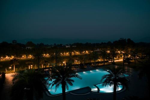 vista sulla piscina di notte di Arawali Ananta Elite, Ranakpur a Sādri