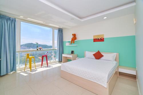 1 dormitorio con cama y ventana grande en Pooh House 3 - Sea breeze, en Vung Tau