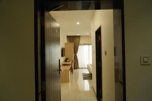 un pasillo de una habitación de hotel con vistas a un dormitorio en Arawali Ananta Elite, Ranakpur, en Sādri
