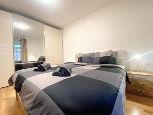 - une chambre avec un grand lit dans l'établissement Near Lake Spacious & Furnished Beautiful Apartment, à Vienne