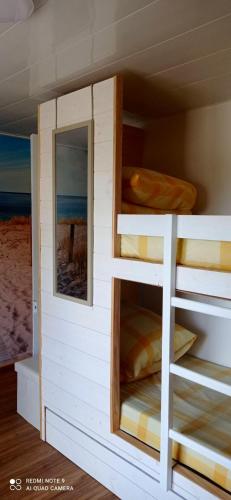 Ce lit superposé se trouve dans un dortoir donnant sur l'océan. dans l'établissement Maison cosy à Quiberville - Idéal pour familles, à Quiberville