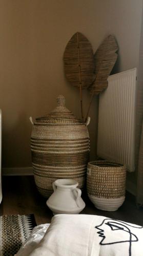 une chambre avec deux grands vases au sol dans l'établissement DAFI Appartement, à Agen