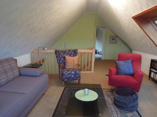 a living room with a couch and two chairs at Ferienwohnung Rose in Preußisch Oldendorf
